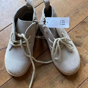 New size 8 baby gap boots light gray